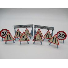 Box of 12 road signs WORKS