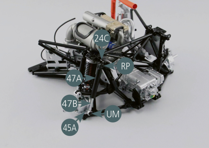 Positionner le second amortisseur sur le berceau moteur. Fixer l’extrémité supérieure du cylindre d’amortisseur 47A sur le support de bras de liaison #2 24C avec une vis RP.Fixer ensuite l’extrémité inférieure du piston d’amortisseur 47B sur le moyeu arrière gauche 45A avec une vis UM.