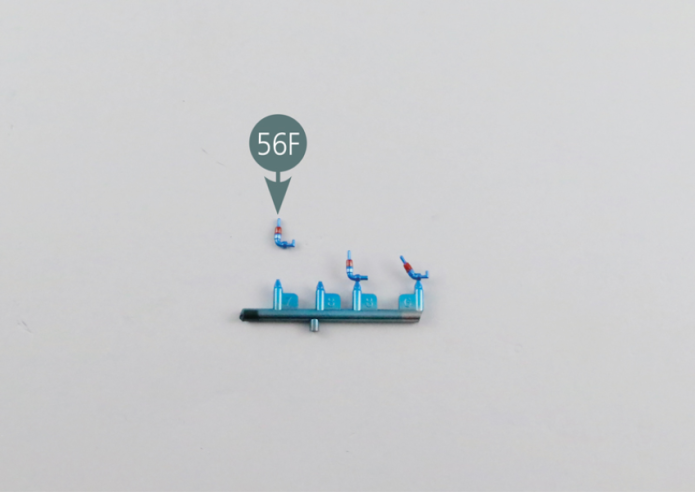 Separare un raccordo B (56F) dalla matrice e collegarlo all'estremità libera della parte più corta (60 mm) del tubo dell'olio (56C).