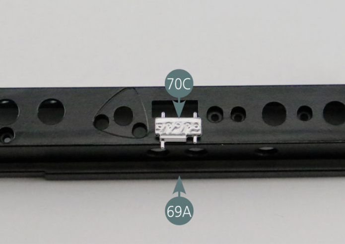 Place the fire extinguisher control unit (70C) on the central tunnel (69A), as shown in the photo.