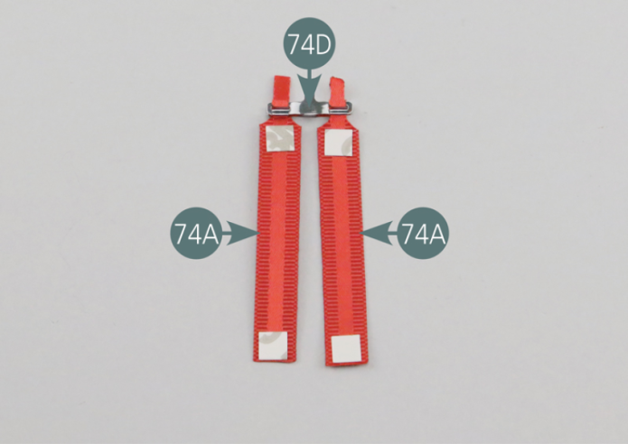 Engager les extrémités des sangles de ceinture de sécurité centrales 74A dans la boucle de verrouillage central 74D.Retirer le film protecteur des adhésifs double-face 74G, puis plier les extrémités des sangles 74A pour les maintenir sur la boucle de verrouillage central.