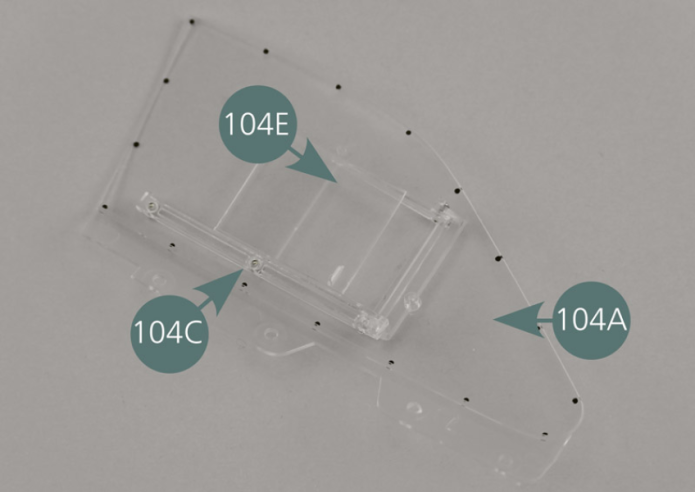 Position the sliding window (104E) in the groove of the lower window guide (104C) inside the window (104A). Check that the handle is oriented towards the front of the window.