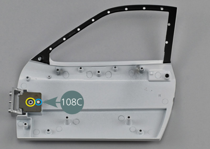 Position the door hinge (108B) on the inside of the door (103A). Check the correct orientation of the hinge (108B).