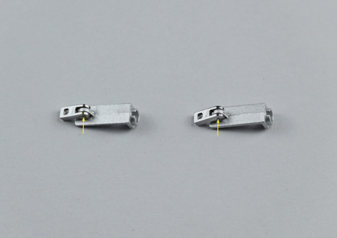 Use a pair of tweezers to insert the axles (118C), on one side only, into the two front bonnet fasteners (118B).Position the two front bonnet fasteners (118B) on the two supports (118A). Insert the pins (118C) all the way through, as indicated by the yellow arrows, so that sections (118B) can move up and down.