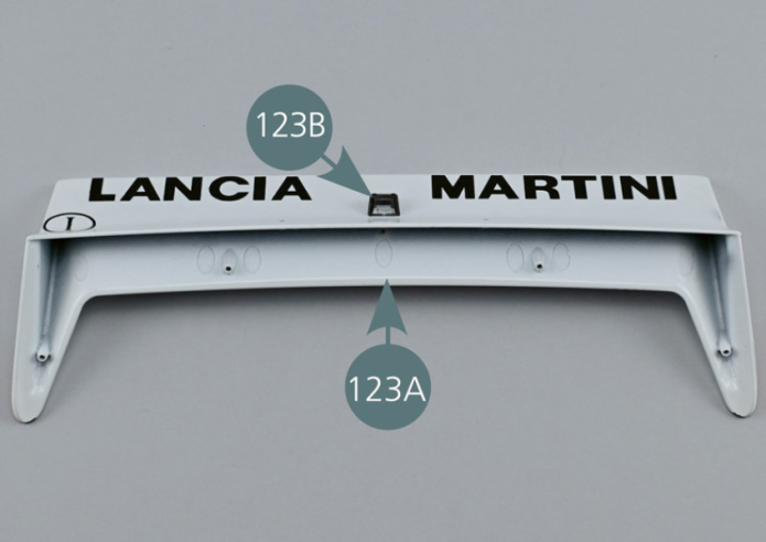 Retourner l’aileron arrière 123A comme indiqué sur la photo et insérer l’éclairage de la plaque d’immatriculation 123B avec la partie transparente vers l’extérieur.