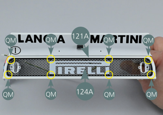 Positionner la grille arrière 124A sur le capot arrière 121A et la fixer avec huit vis QM (cercles jaunes).