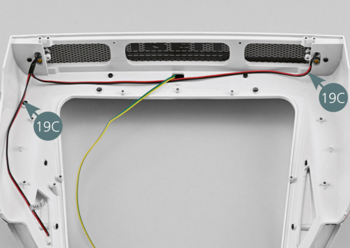 Le câble 19C (H1-2) comprend deux LED. Insérer la première LED dans le trou supérieur (rouge) du feu arrière gauche. Insérer ensuite la seconde LED dans le trou supérieur (rouge) du feu arrière droit. Insérer la LED du câble 19D (H1-3) dans le trou inférieur (orange) du feu arrière gauche. Insérer la LED du câble 19E (H1-4) dans le trou inférieur (orange) du feu arrière droit.