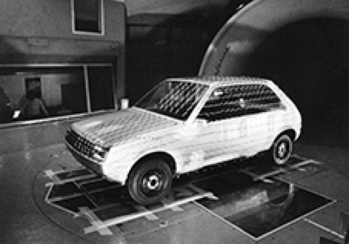 The prototype developed by Pininfarina (shown here in a wind tunnel test) was much more angular than the one proposed by the Peugeot design centre.© IXO Collections SAS - Tous droits réservés. Crédits photo © Pininfarina