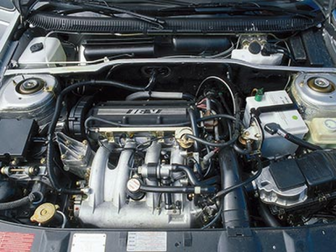 With its 160 hp (84 hp/litre!), the 1.9 litre 16-valve engine is one of the most powerful French sports engines of the moment.© IXO Collections SAS - Tous droits réservés. Crédits photo © Peugeot