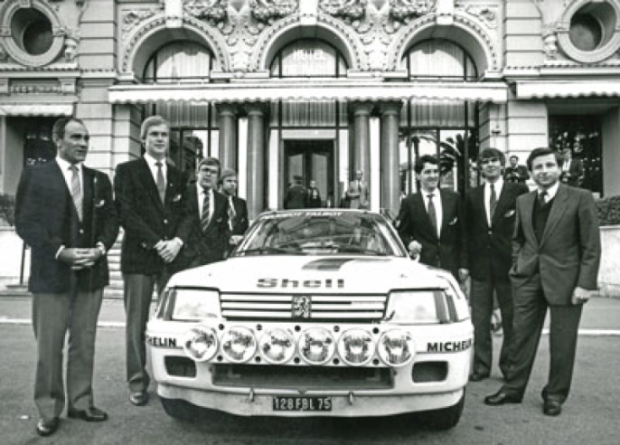 The Peugeot Talbot Sport team around the 205 Turbo 16 during the presentation of the 1985 Monte-Carlo where Vatanen and Harryman (on his right) will triumph.© IXO Collections SAS - Tous droits réservés. Crédits photo © Peugeot