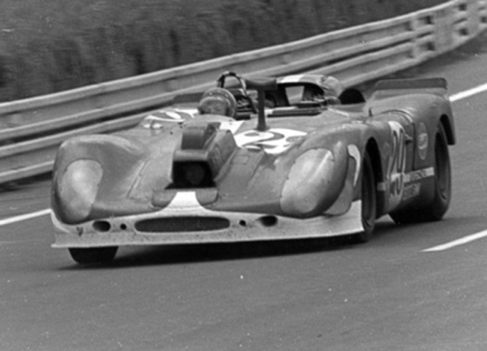 O Porsche 908 nº 29 de Jonathan Williams e Herbert Linge tinha que parar no box a cada quinze minutos para recarregar suas câmeras. © IXO Collections SAS - Tous droits réservés. Crédits photo © Archives & Collections