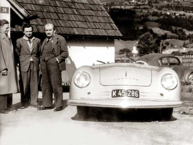 Gmünd June 1948: Erwin Komenda, Ferry Porsche and Ferdinand Porsche present the new 356. You can see a Volkswagen in the background. © IXO Collections SAS - Tous droits réservés. Crédits photo © Porsche