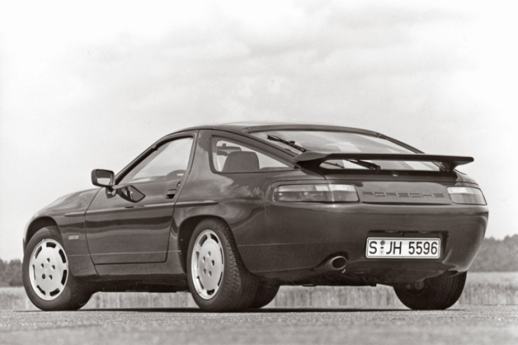 The flowing and balanced silhouette of the 928 is surprisingly round and understated. © IXO Collections SAS - Tous droits réservés. Crédits photo © Porsche