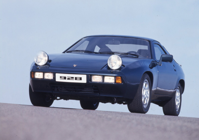 The headlights, which are electrically retractable, are flush with the hood when not in use. © IXO Collections SAS - Tous droits réservés. Crédits photo © Porsche