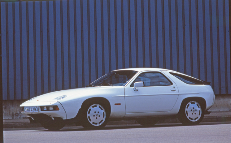 For the design of the 928, the Porsche stylist Tony Lapine was inspired by the concept car Chevrolet Corvair Testudo concept car created by Bertone ten years earlier. © IXO Collections SAS - Tous droits réservés. Crédits photo © Porsche