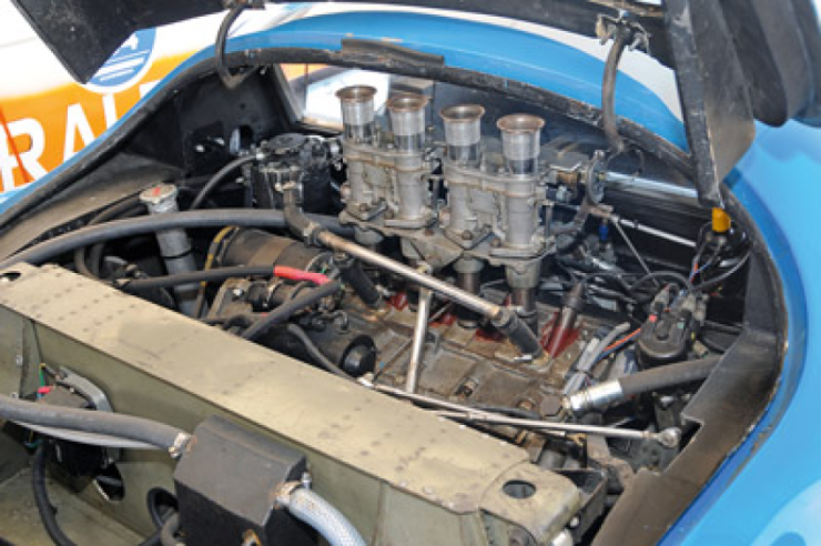 The Peugeot inline 4-cylinder engine, made of aluminum alloy, is installed in the rear center position, transversely and lying down. © IXO Collections SAS - Tous droits réservés. Crédits photo © Heuliez