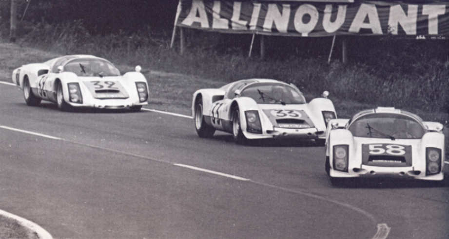 Three of the 6 Porsche 906 entered in the 1966 24 Hours of Le Mans, the n° 32 in the background is a long tail version. © IXO Collections SAS - Tous droits réservés. Crédits photo ©  Droits réservés 