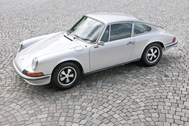 Fuchs forged aluminium wheels were introduced on the 911S in 1967. Above the left front wing, the hatch for the fuel tank filler is visible. © IXO Collections SAS - Tous droits réservés. Crédits photo ©  Porsche