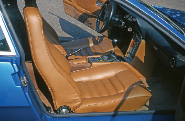 The modern cabin styling with high-back leather seats incorporating headrests enables the A 310 to compete with luxury models in its segment. © IXO Collections SAS - Tous droits réservés. Crédits photo ©  Renault D.R. / Archives et Collections