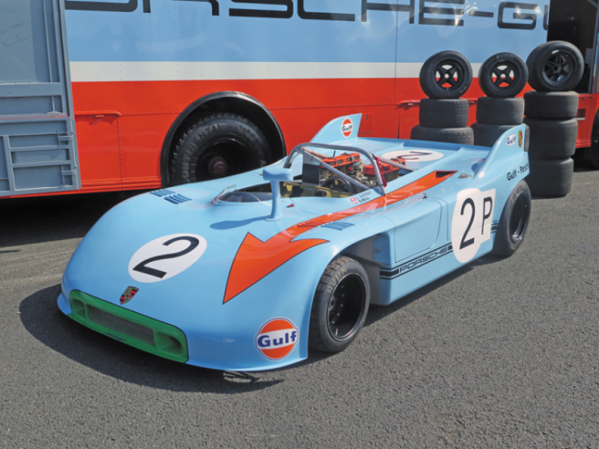 Progettata quasi esclusivamente per vincere la Targa Florio, la 908 Spyder di fabbrica aveva questa speciale livrea blu con freccia arancione. © IXO Collections SAS - Tous droits réservés. Crédits photo © Archives & Collections Dominique Pascal