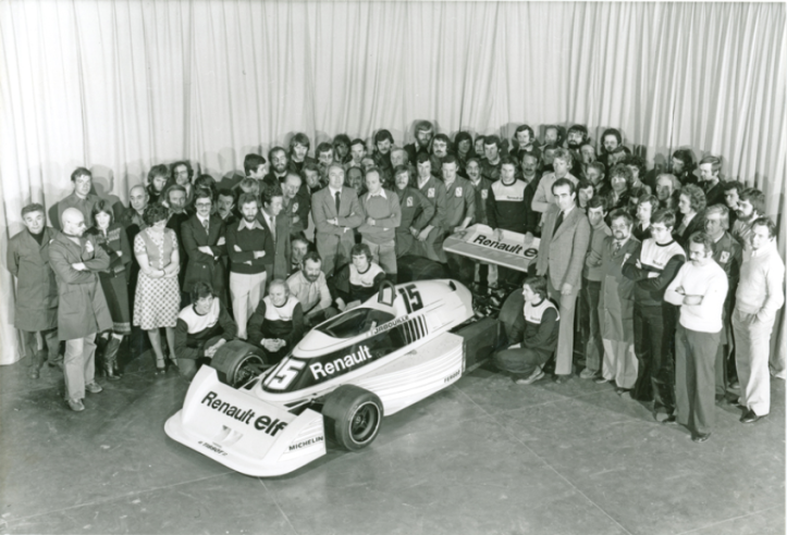 At the official presentation of the first Renault Formula 1 car, the entire Viry-Châtillon staff was present.© IXO Collections SAS - Tous droits réservés. Crédits photo ©  Renault D.R. / Archives et Collections
