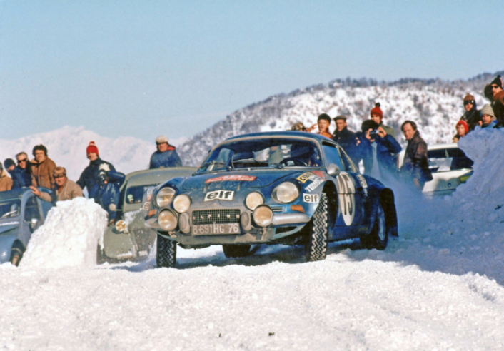 Anderson battled for victory with Andruet during the special stages that were run on particularly snowy roads. © IXO Collections SAS - Tous droits réservés. Crédits photo ©  Renault D.R. / Archives et Collections