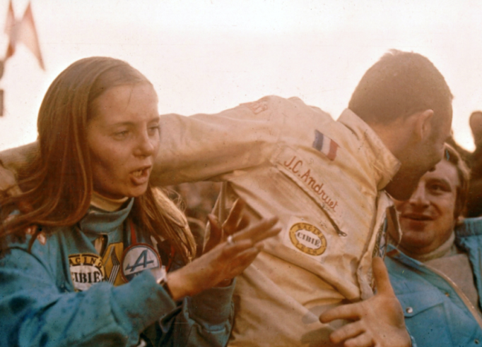 "Biche" and Jean-Claude Andruet savour their victory in the 1973 Monte Carlo Rally. © IXO Collections SAS - Tous droits réservés. Crédits photo ©  Renault D.R. / Archives et Collections
