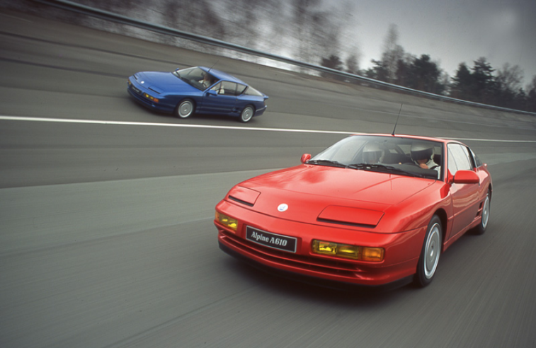 The most notable differences between the previous GTA and the A610 were the new retractable headlights and side cooling vents in front of the rear wheels.© IXO Collections SAS - Tous droits réservés. Crédits photo © Renault D.R. / Archives et Collections
