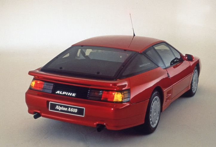 Seen from the rear, it is harder to distinguish the Alpine A610 from the GTA due to its considerably limited restyling. © IXO Collections SAS - Tous droits réservés. Crédits photo ©  Renault D.R. / Archives et Collections