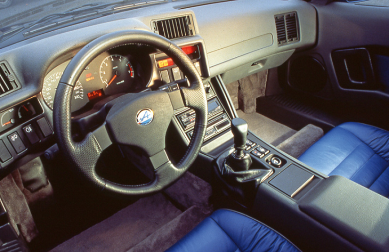On the inside, the A610 was particularly refined, with the only options available being leather upholstery and a CD player. © IXO Collections SAS - Tous droits réservés. Crédits photo ©  Renault D.R.