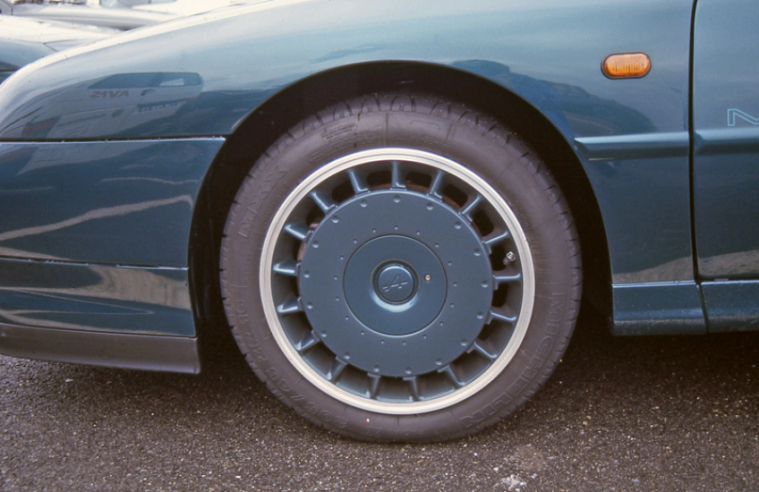 Composite materials are used to a large extent in the construction of the A610's chassis and bodywork, as well as in the casting of the removable and opening parts and the interior fittings.© IXO Collections SAS - Tous droits réservés. Crédits photo ©  Renault D.R. / Archives et Collections