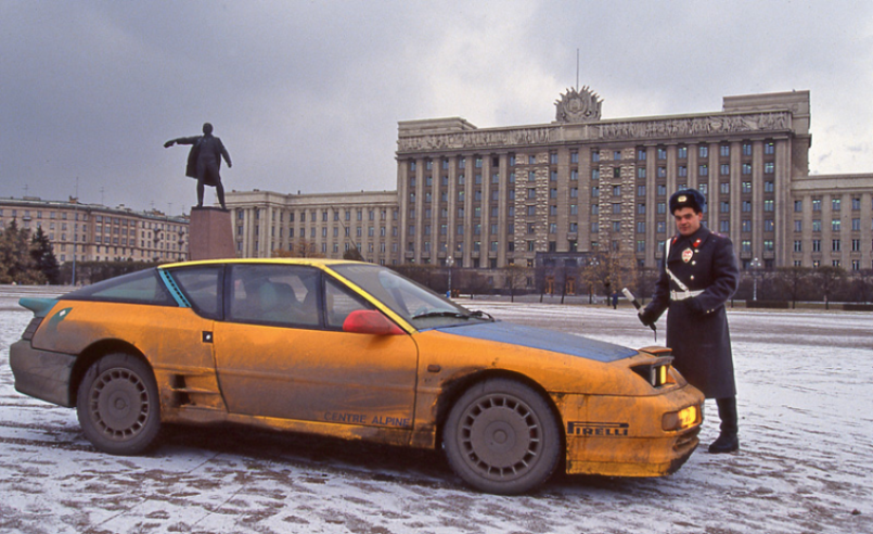 The bodywork of the Alpine A610 "Liberté" was repainted in the colours of the principal countries visited: yellow, orange, light blue, turquoise blue and fuchsia pink. © IXO Collections SAS - Tous droits réservés. Crédits photo ©  Renault D.R. / Archives et Collections