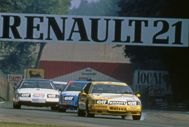 Die Rennen des Europa Cups waren Schauplatz einiger epischer Kämpfe. Das Auto von Joël Gouhier, der mit Unterstützung von Renault Chartres oft auf dem Podium stand, belegte den dritten Platz. © IXO Collections SAS - Tous droits réservés. Crédits photo © Renault D.R.