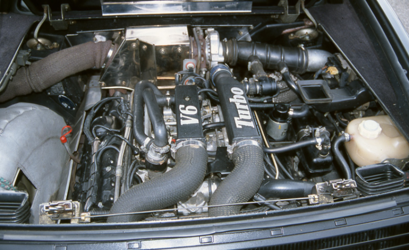 Trotz der geringen Abmessungen des V6-Turbos blieb der Motorraum sehr eng, was zu hohen Temperaturen in der Kabine führte. © IXO Collections SAS - Tous droits réservés. Crédits photo ©  Renault D.R.