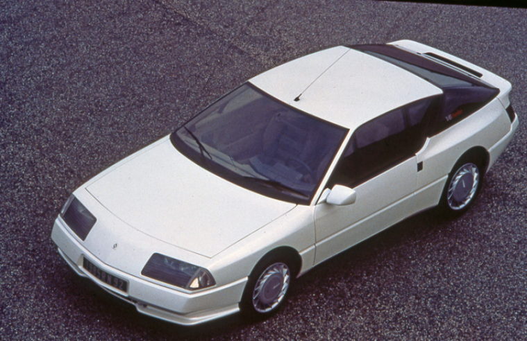 Diese Version des Europa Cups wurde von der Alpine V6 GT Turbo abgeleitet, die auf dem Genfer Autosalon im Februar 1985 zusammen mit der GT-Version mit Saugmotor präsentiert wurde. © IXO Collections SAS - Tous droits réservés. Crédits photo ©  Renault / D.R.