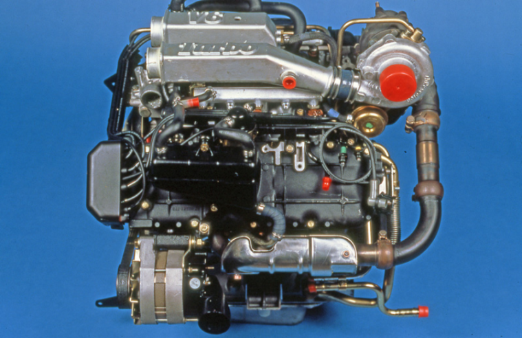Der V6-Turbo-PRV-Motor, hier in der Konfiguration Z7U mit 2.458 cm3 Hubraum, leistet 280 PS bei 5.500 U/min und ein maximales Drehmoment von 34 mkg bei 4.500 U/min. © IXO Collections SAS - Tous droits réservés. Crédits photo ©  Renault D.R. / Archives et Collections