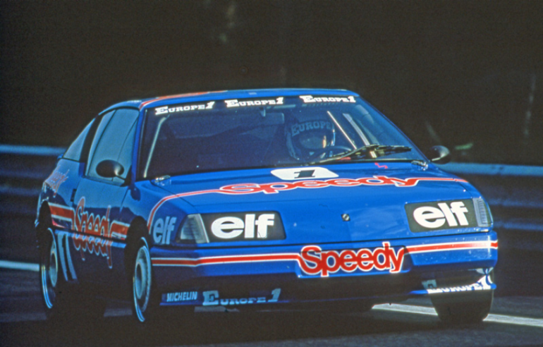Der Alpine V6 Turbo Europa Cup wurde zwischen 1984 und 1987 in insgesamt 69 Exemplaren produziert. Die meisten von ihnen wurden bei Legeay Sports in Le Mans abgestimmt. © IXO Collections SAS - Tous droits réservés. Crédits photo ©  Renault D.R. / Archives et Collections