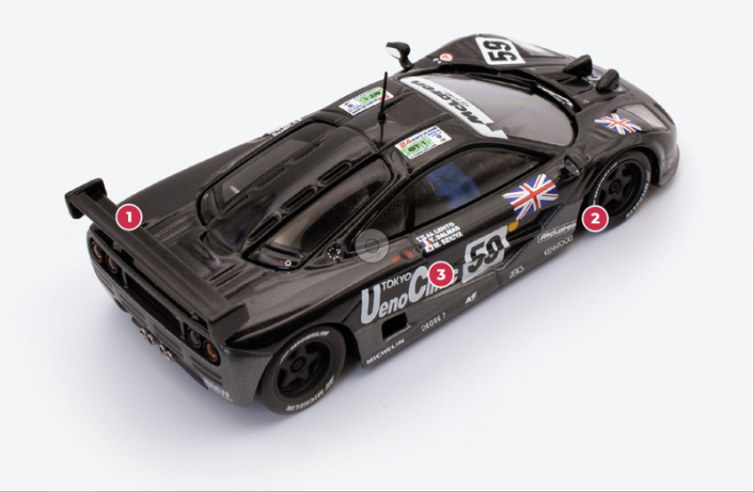 1. Un grande spoiler fisso che ottimizza l’aerodinamica spunta sulla coda della formidabile McLaren F1 trasformata in GTR.2. Nella carrozzeria in carbonio della F1 GTR vengono integrati diversi condotti per raffreddare la meccanica, e in particolare il poderoso V12 e i grossi dischi carboceramici dei freni.3. La monoscocca in carbonio impone un accorto isolamento termico dalle fonti di calore, per questo Murray arriva a coibentare il vano motore della sua creatura con una sottile lamina d’oro termoriflettente. Un involucro che pesa solo 16 grammi.© IXO Collections SAS - Tous droits réservés. 
