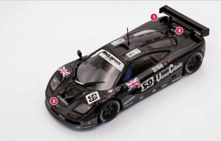 1.Gordon Murray ha riversato nella GTR tutte le sue conoscenze aerodinamiche, evolvendo ulteriormente l’originario sistema di ventole della F1 per controllare lo spessore dello strato limite dei flussi d’aria sotto la vettura.2. Anche la F1 GTR, come le altre vetture che gareggiano nelle gare di durata, presenta anteriormente una fanaleria supplementare per agevolare la guida nelle ore notturne.3. Per rispettare il limite dei 600 CV imposto dal regolamento dell’epoca, il motore di origine BMW viene depotenziato di 27 CV ricorrendo, in particolare, a limitatori d’aria per l’aspirazione. Il powertrain è completato da un cambio a innesti frontali con sei marce.© IXO Collections SAS - Tous droits réservés. 