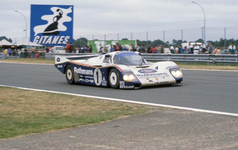 The Rothmans Porsche 962 C driven by Derek Bell, Al Holbert and Hans Stuck won the 1986 Le Mans 24 Hours with an average speed of 207.197 km/h. © IXO Collections SAS - Tous droits réservés. Crédits photo © Porsche / D.R.