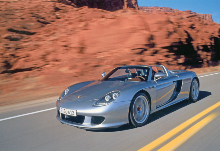The Carrera GT's aerodynamics generate up to 400 kilograms of downforce at the rear when reaching top speed. © IXO Collections SAS - Tous droits réservés. Crédits photo © Porsche / D.R.