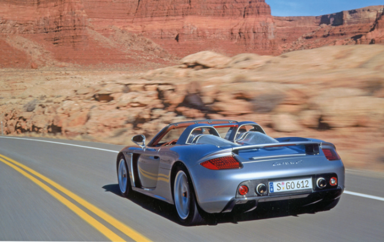 At the rear, an aerodynamic spoiler lifts automatically from 120 km/h, creating downforce at high speeds, which is reinforced by a flooring that extends into a diffuser. © IXO Collections SAS - Tous droits réservés. Crédits photo © Porsche / D.R.