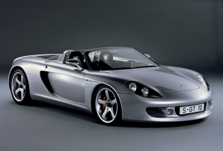 Forged magnesium wheels, housing the large ceramic brake discs, are sized differently (19 inches at the front and 20 at the rear) to improve road performance. © IXO Collections SAS - Tous droits réservés.  Crédits photo © Porsche / D.R.