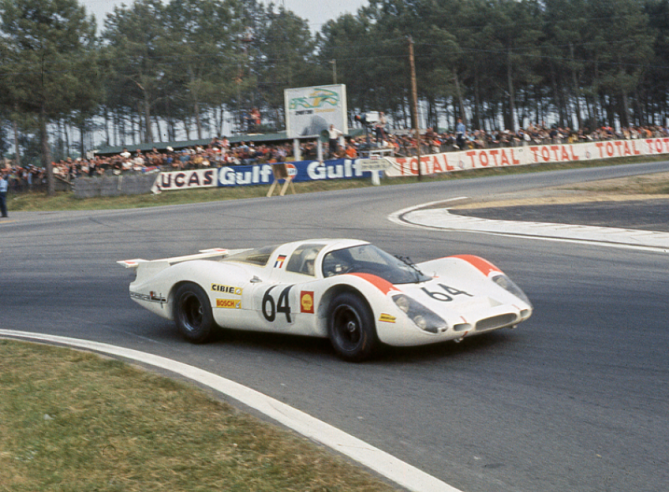 The rear of Herrmann and Larrousse's 908 LH, 2nd in the 1969 Le Mans 24 Hours, features two movable fins on each side of the main wing.© IXO Collections SAS - Tous droits réservés. Crédits photo © Porsche / D.R.