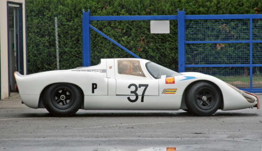 Seen from the side, the sleek lines of the Porsche 908, shown here in the short-chassis version, reflect those of the 917, a model that would dominate the market in the early 1970s. © IXO Collections SAS - Tous droits réservés.  Crédits photo © Porsche / D.R.