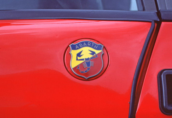 Il logo Abarth è presente su tutta la Stradale, a indicare l'alto livello di coinvolgimento del preparatore in questo modello. © IXO Collections SAS - Tous droits réservés. Crédits photo © Lancia D.R.