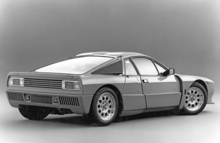 Sous cet angle, la Lancia 037 offre des lignes à la fois agressives et élégantes. Sur cet exemplaire, le volumineux aileron arrière n’a pas été installé. © IXO Collections SAS - Tous droits réservés. Crédits photo © Lancia D.R.