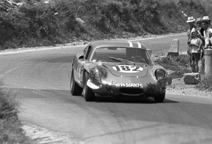 La GT4, soprannominata "la cavalletta", fece la sua ultima apparizione nelle corse alla Targa Florio del 1967. © IXO Collections SAS - Tous droits réservés. Crédits photo © Renault D.R. / Archives et Collections