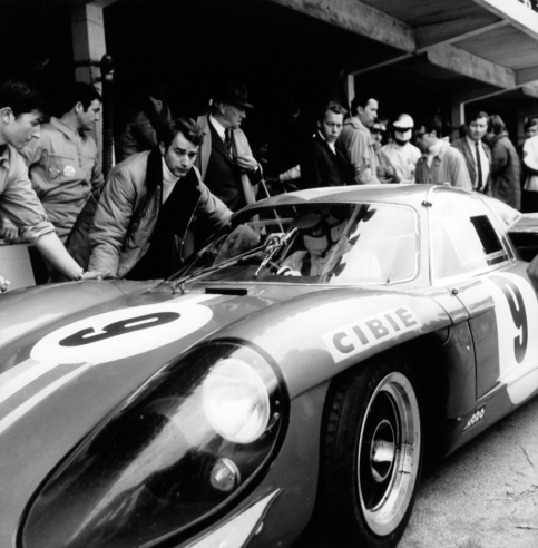 Durante la 1.000 km di Parigi a Montlhéry nel 1968, Jacques Cheinisse era al volante dell'Alpine 3 Litres guidata da Henri Grandsire e Jean Guichet. © IXO Collections SAS - Tous droits réservés. Crédits photo ©   Renault D.R. / Archives et Collections