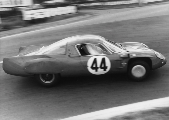 Nel 1966, Cheinisse indossa il berretto (o meglio il casco) da pilota; è alla guida dell'Alpine A210 alla 24 Ore di Le Mans. © IXO Collections SAS - Tous droits réservés. Crédits photo ©  Renault D.R. / Archives et Collections